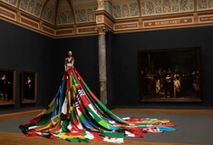 Τransgender μοντέλο ποζάρει με φόρεμα φτιαγμένο απ'τις σημαίες χωρών που θεωρούν παράνομη την ομοφυλοφιλία