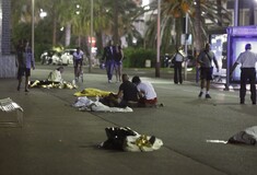 80 νεκροί στην επίθεση στη Νίκαια - Σε σοκ οι Γάλλοι από το αιματηρό χτύπημα στην εθνική επέτειο