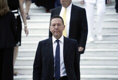 Bloomberg: H ήττα του Τσίπρα στη μάχη για την Attica Bank ενισχύει τον Στουρνάρα