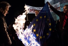 Η σημαία, η φωτιά, τα σύμβολα: γιατί η δημοκρατική εξημέρωση της Χρυσής Αυγής είναι μια αφελής σκέψη. Από τον Νικόλα Σεβαστάκη