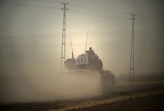 H Toυρκία εισβάλλει με άρματα στη Συρία - Oι πρώτες φωτογραφίες από την στρατιωτική επιχείρηση