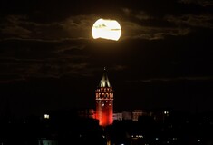 Supermoon: Η μεγαλύτερη Πανσέληνος των τελευταίων 70 ετών φωτίζει τον πλανήτη