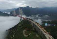 Η Κίνα ανακοίνωσε πως η ψηλότερη γέφυρα του κόσμου είναι σχεδόν έτοιμη