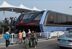 Το λεωφορείο του μέλλοντος κυκλοφορεί ήδη στην Κίνα και περνά πάνω από τα αυτοκίνητα