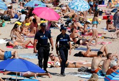 Κάννες: Έλεγχοι και πρόστιμα της γαλλικής αστυνομίας σε μουσουλμάνες που φορούσαν μπουρκίνι στην παραλία
