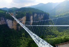 Η πρώτη μέρα της μεγαλύτερης και ψηλότερης γυάλινης γέφυρας του κόσμου