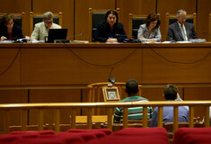 Διακοπή στη δίκη της Χ.Α. λόγω έντασης έξω από την αίθουσα