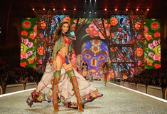 2016 Victoria's Secret Παρίσι: Oι διασημότερες και ομορφότερες γυναίκες της πασαρέλας στο μεγάλο σόου μόδας