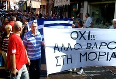Εκρηκτική η κατάσταση στη Λέσβο- Επεισόδια και φωτιές στο κέντρο κράτησης