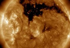 Η NASA ανακάλυψε στην επιφάνεια του ήλιου μια γιγαντιαία τρύπα που μεγαλώνει (βίντεο)