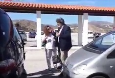 Ο Πολάκης αγνοεί παντελώς καρκινοπαθή που προσπαθεί να του μιλήσει