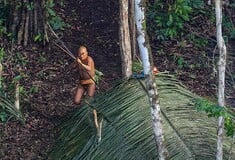 Εκπληκτικές φωτογραφίες καταγράφουν για πρώτη φορά με τόση λεπτομέρεια μια απομονωμένη φυλή του Αμαζονίου