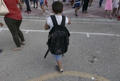 Λάρισα: Απειλές για τη ζωή της δέχεται η διευθύντρια του σχολείου που οι γονείς αρνούνται την ένταξη των προσφυγόπουλων