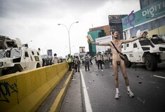 Βενεζουέλα: O γυμνός διαδηλωτής και η γυναίκα που έφραξε μόνη της το δρόμο στο στρατό