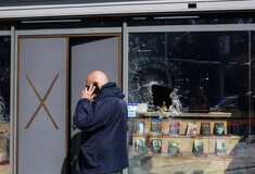 Φωτογραφίες από την επίθεση στα γραφεία των Χρυσαυγιτών στη Μεσογείων