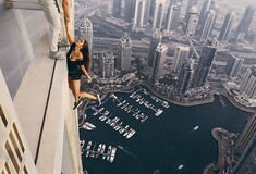 Το 23χρονο μοντέλο που πόζαρε για μια επικίνδυνη selfie έχει προκαλέσει οργή στο Ντουμπάι
