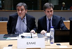 Συμφωνία στο «μίνι Eurogroup»: Η Ελλάδα δέχθηκε πρόσθετα μέτρα - Επιστρέφουν οι θεσμοί στην Αθήνα