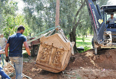 Ανακαλύφθηκαν τρεις αρχαίοι τάφοι σε ελαιώνα στην Προύσα της Τουρκίας