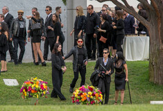 Το τελευταίο αντίο στον Κρις Κορνέλ: Ο Μπράντ Πιτ, η Βίκυ Καραγιάννη και διάσημοι σταρς συντετριμμένοι στην κηδεία