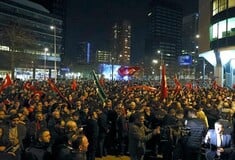 Νύχτα έντασης στην Ολλανδία: Εκατοντάδες τούρκοι διαδηλωτές έξω από το τουρκικό προξενείο στο Ρότερνταμ
