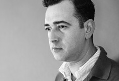 Τα ρούχα που σχεδιάζει ο Άγγελος Μπράτης είναι η αποθέωση της απλότητας και ένας ύμνος στο γυναικείο σώμα