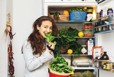 Μια ωμοφάγος ανοίγει το ψυγείο της στο LIFO.gr