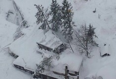 Ιταλία: Και παιδιά μεταξύ των εγκλωβισμένων στο ξενοδοχείο που θάφτηκε από χιονοστιβάδα