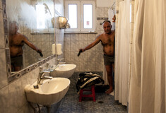 Στην Ευριπίδου 14 πλένονται οι άστεγοι της Αθήνας
