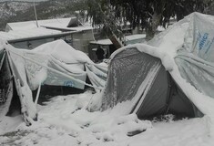 Καλύφθηκαν από χιόνι οι σκηνές των προσφύγων στη Mόρια της Λέσβου