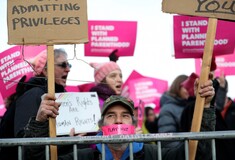 ΗΠΑ: Διχασμός για τις αμβλώσεις- Διαδηλώσεις σε όλη τη χώρα από πολέμιους και υποστηρικτές του Planned Parenthood