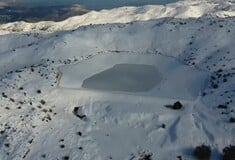 Μια ιπτάμενη βόλτα πάνω απ' τον πανέμορφο, χιονισμένο Ψηλορείτη