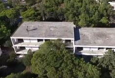 Η Κατερίνα Καραλή παίζει Freestyle Football στα ερείπια του εγκαταλειμμένου Belvedere Hotel στο Σούνιο