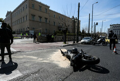 Τροχαίο έξω από τη Βουλή: Όχημα ασφαλείας της Ν.Μπακογιάννη συγκρούστηκε με μηχανή - Η ανάρτηση στο Facebook