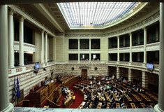 46 βουλευτές του ΣΥΡΙΖΑ καταθέτουν ερώτηση στη Βουλή για τον Στουρνάρα