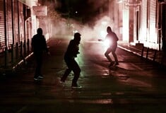 Επεισόδια στα Εξάρχεια - Μολότοφ κατά του αστυνομικού τμήματος και διμοιρίας των ΜΑΤ