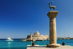 Ρόδος: Ιβίσκοι, ήλιος και ελαφάκια