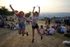 To φεστιβάλ Glastonbury ξεκίνησε - Χιλιάδες άνθρωποι συγκεντρώθηκαν για τη μεγάλη γιορτή της μουσικής