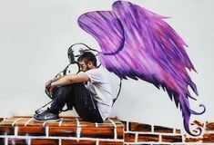 Ο street artist Χρίστος Κακουλλή που απάντησε μ' ένα «βλάσφημο» σκίτσο στον Αρχιεπίσκοπο