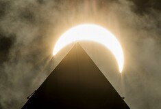 Κοιτώντας με δέος την ολική έκλειψη Ηλίου - Εντυπωσιακές φωτογραφίες από τις ΗΠΑ