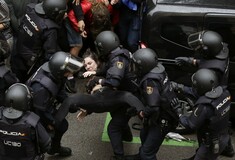 Εικόνες ντροπής στην Καταλονία - Βία, πλαστικές σφαίρες και αιμόφυρτοι ηλικιωμένοι
