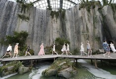H τροπική υπερπαραγωγή του οίκου Chanel στο Παρίσι - Διάσημα μοντέλα και σταρ στις πρώτες θέσεις