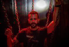 Η Alexander Sauna μετατρέπεται για ένα απόγευμα σε χώρο τέχνης για ένα ιδιότυπο πάρτι