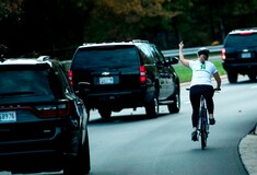 Η στιγμή που μια ποδηλάτισσα υψώνει το μεσαίο δάχτυλο στον Ντόναλντ Τραμπ