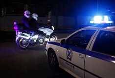 Επίθεση κουκουλοφόρων με μολότοφ στο Αστυνομικό Τμήμα Πεύκης