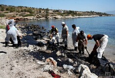 «Οικολογική καταστροφή στην Ελλάδα»: Η πετρελαιοκηλίδα στο Σαρωνικό θέμα στα διεθνή μέσα ενημέρωσης