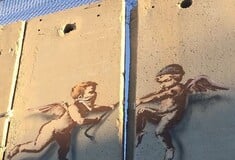 Το νέο έργο του Banksy στην Παλαιστίνη έρχεται να θυμίσει πως οι γιορτές δεν είναι χαρούμενες για όλους