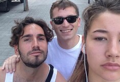 Αυτό το κορίτσι αποφάσισε να βγάζει selfies με κάθε άντρα που την παρενοχλεί στο δρόμο και εξηγεί το γιατί