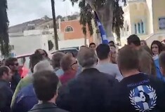 Εικόνες ντροπής σε παρέλαση στην Σαντορίνη - Επεισόδια από Χρυσαυγίτες για τη σημαιοφόρο από την Αλβανία