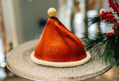 «Κόκκινος Σκούφος» και άλλα δύο γιορτινά γλυκά που πρέπει να δοκιμάσετε