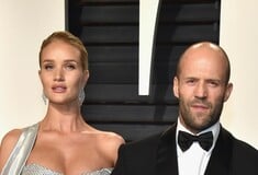 O Jason Statham έγινε μπαμπάς - Η τρυφερή ανακοίνωση της Rosie Huntington-Whiteley με φωτογραφία του νεογέννητου